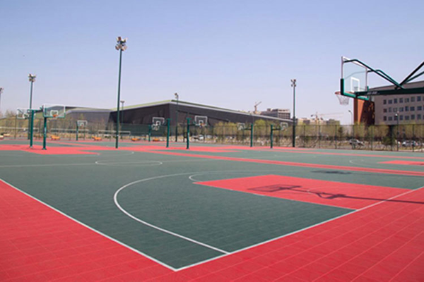 为什么篮球场推荐使用绿城体育悬浮拼装地板？