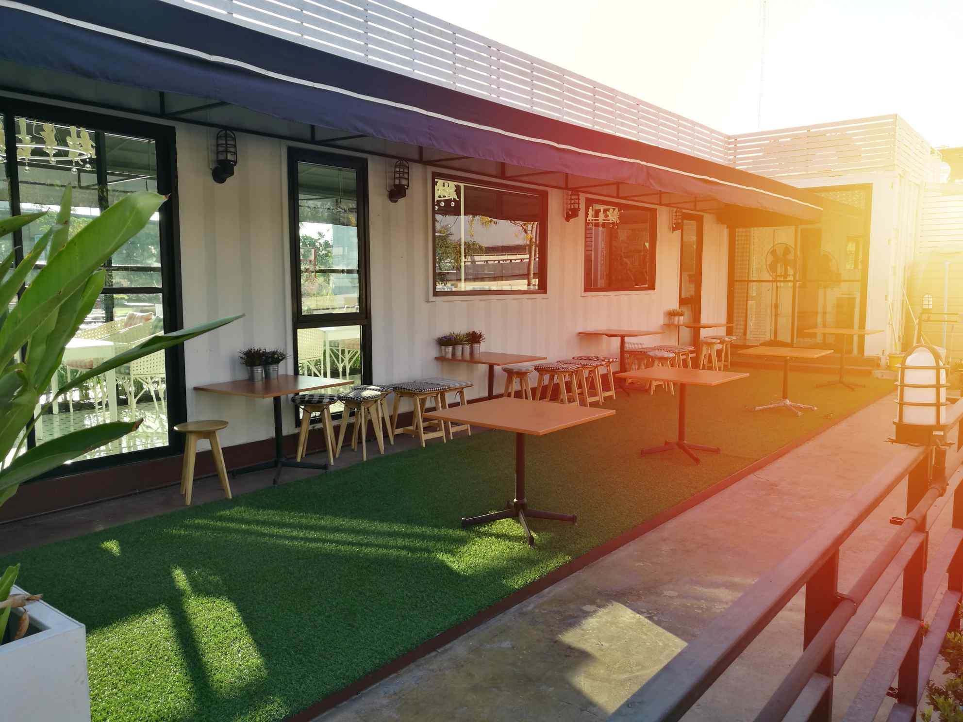 私家庭院 vs. 运动球场：人造草坪的选择之道，大有不同