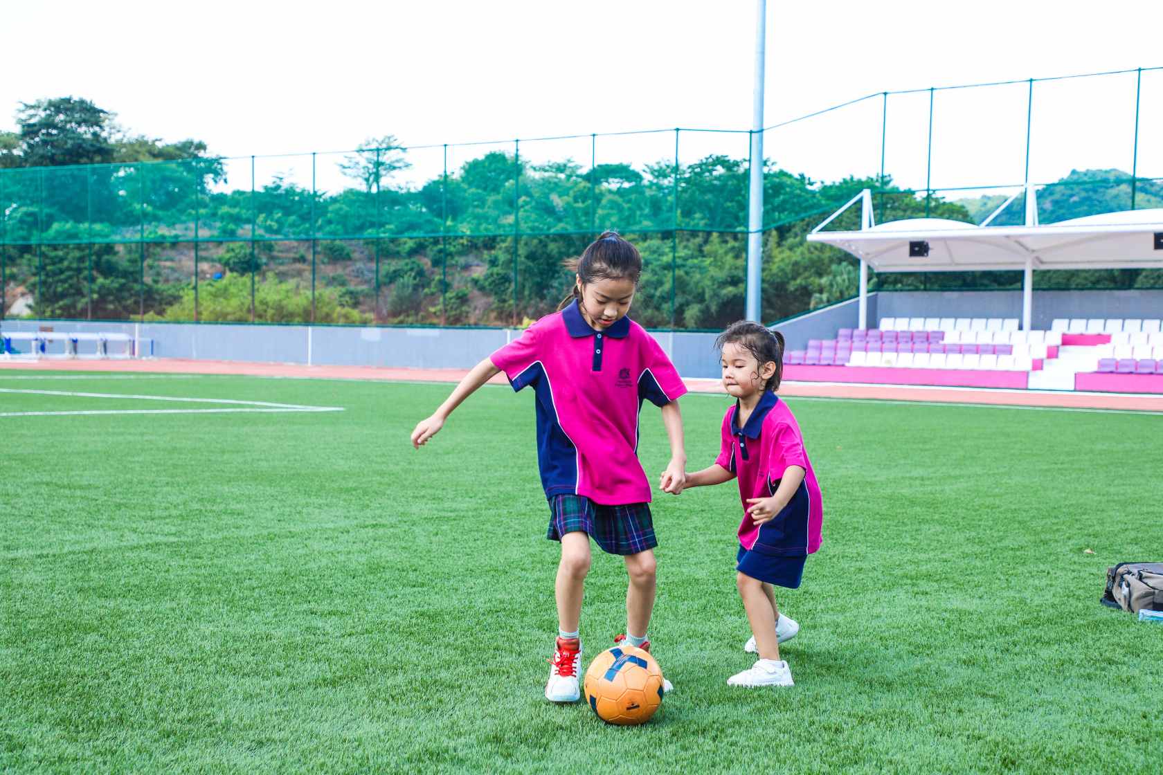 从足球到多功能运动场：人造草如何满足不同运动需求？